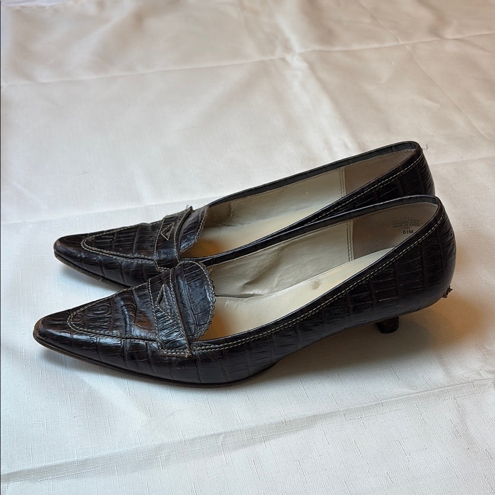 👻Joan & David Brown Leather kitten heel Loafers with Crocodile Texture: